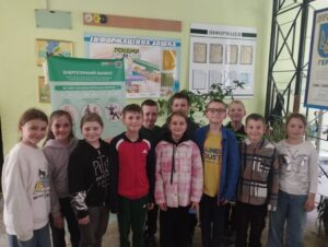 Робота учнів зі стендом «Енергетичний баланс» на тематичній виставці