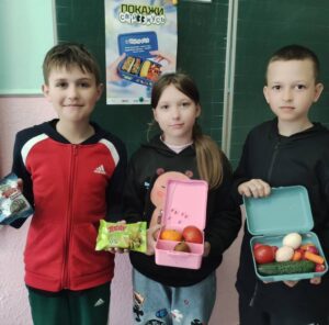Школярі демонструють корисні перекуси з овочами та фруктами різних кольорів