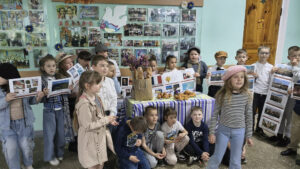 Учні школи презентують країни Європи під час заходу до Дня Європи