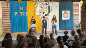 Учні дарують теплі слова та пісні своїм матусям