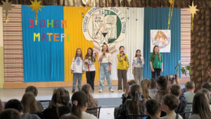 Святковий виступ школярів для мам у актовій залі школи
