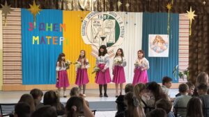 Учні виконують пісню про мамину любов на шкільному святі