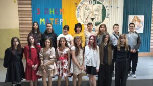 Талановиті учні Полтавської ЗЗСО №24 під час святкового концерту