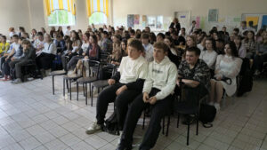 Святкова атмосфера та творчі номери до Дня матері у школі