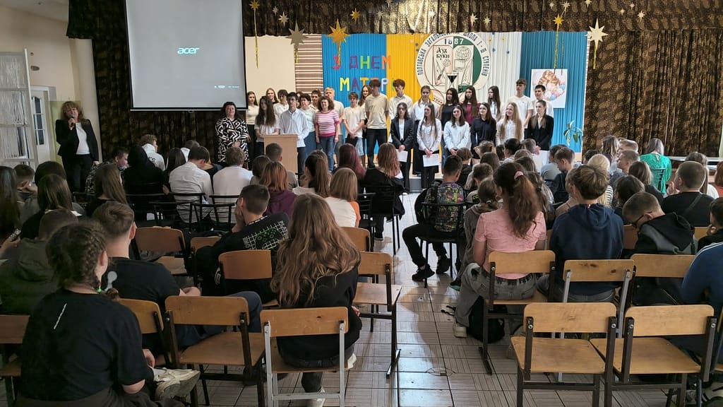 Святковий концерт до Дня матері у Полтавській ЗЗСО №24