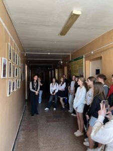 Старшокласники переглядають фотовиставку Сергія Шебеліста, присвячену сучасним героям України