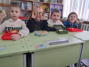 Корисні шкільні ланчбокси з фруктами та овочами для здорового харчування дітей